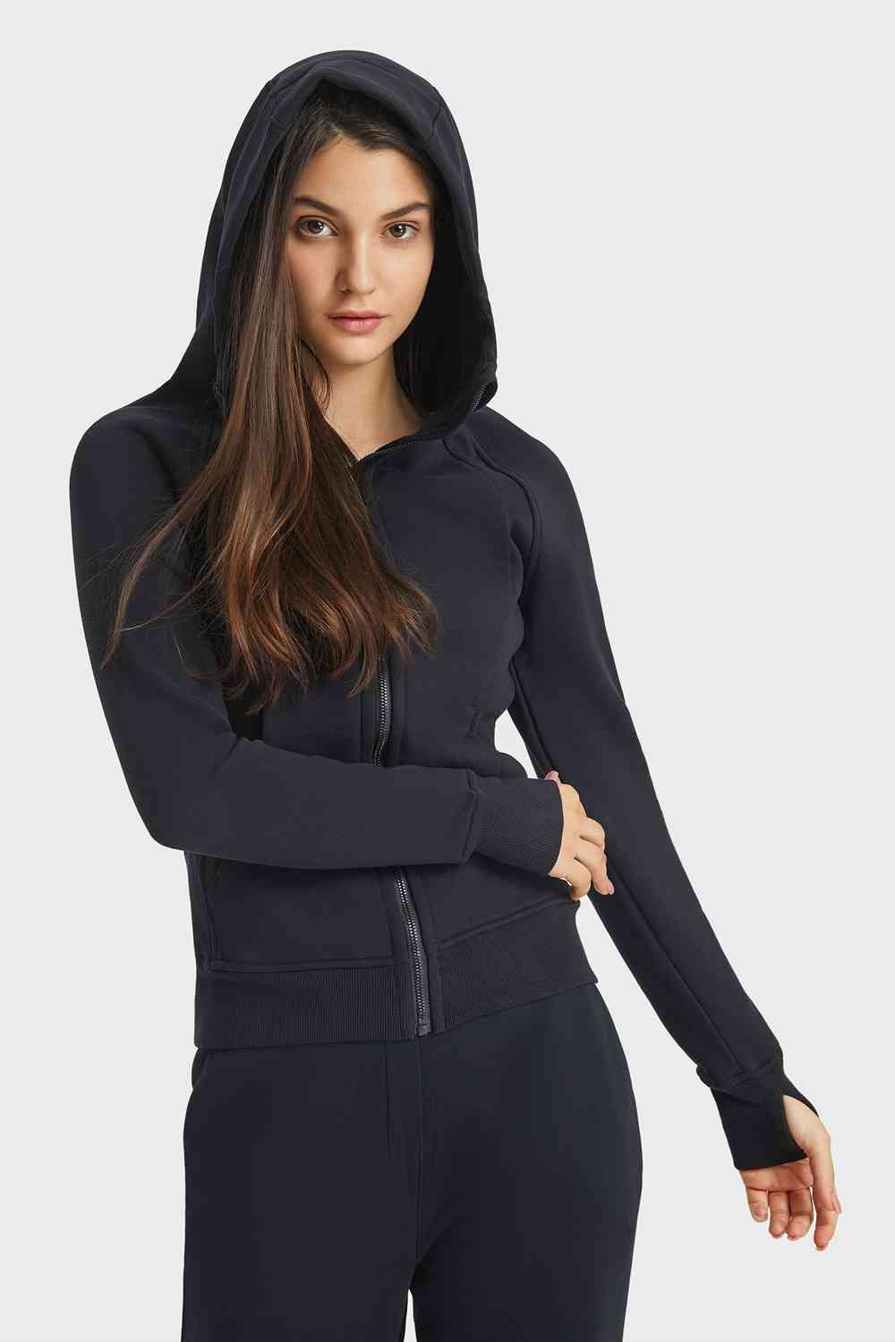 Veste de sport à capuche avec fermeture éclair et coutures