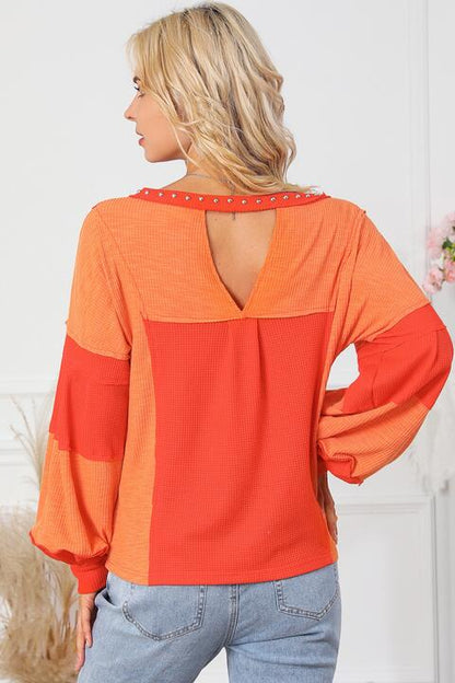 Top con cuello en V y bloques de color