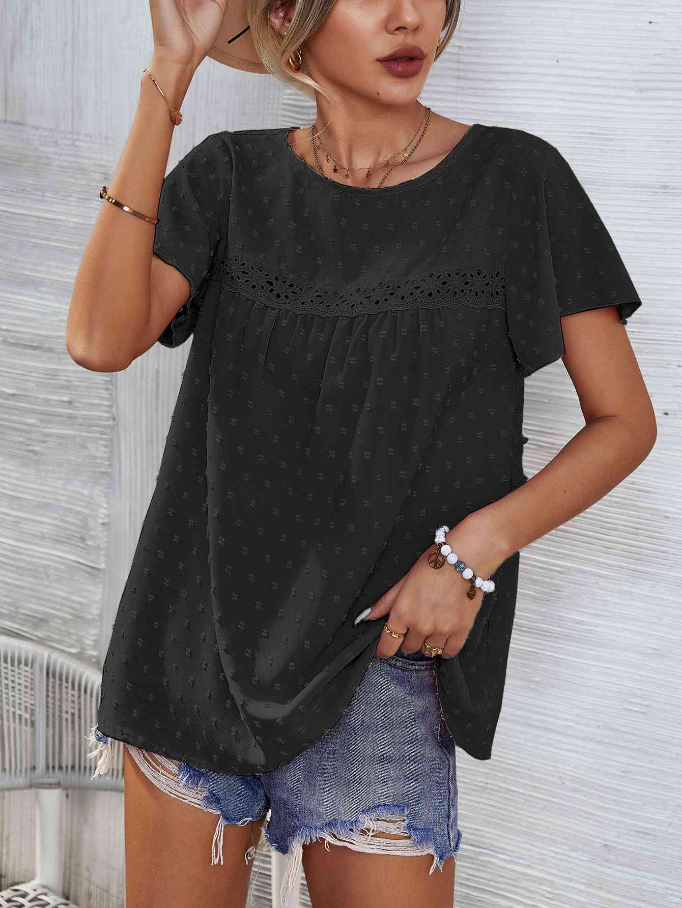 Blusa con manga acampanada y cuello redondo con lunares suizos