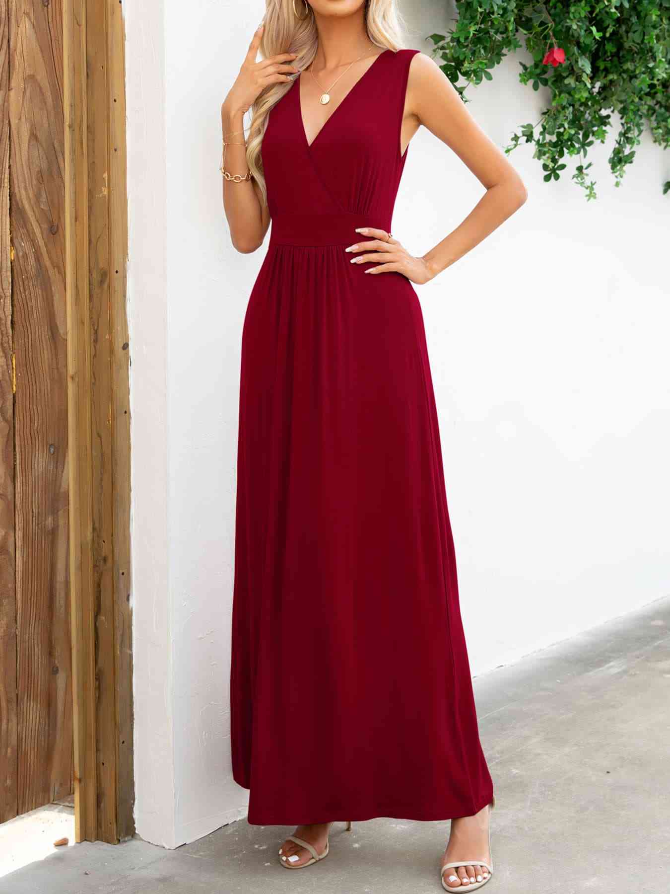 Robe longue sans manches à col surplis