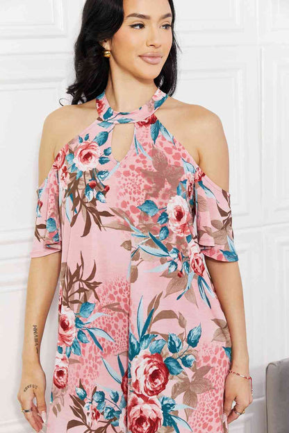 Sew In Love Robe à épaules dénudées pleine grandeur avec fleurs fraîchement coupées