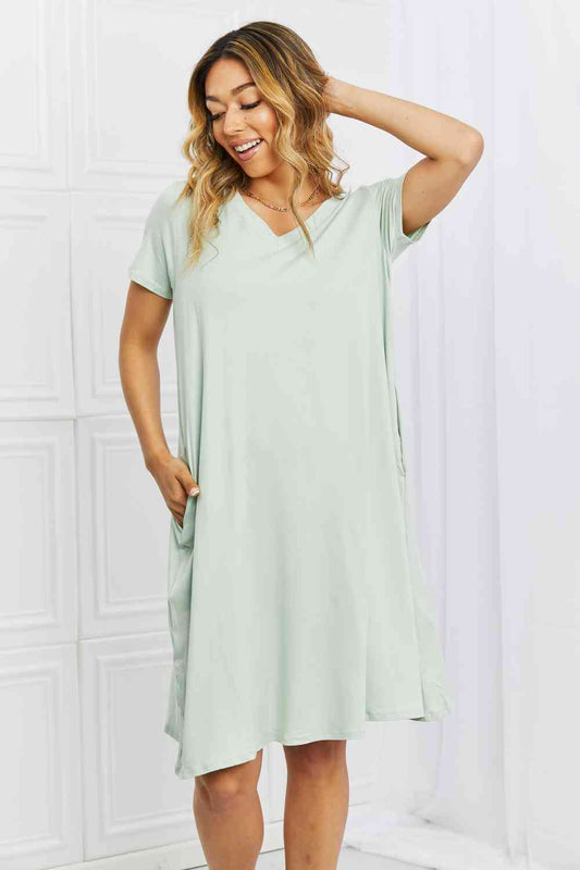 Robe à col en V pleine taille Breezy Day de P &amp; Rose