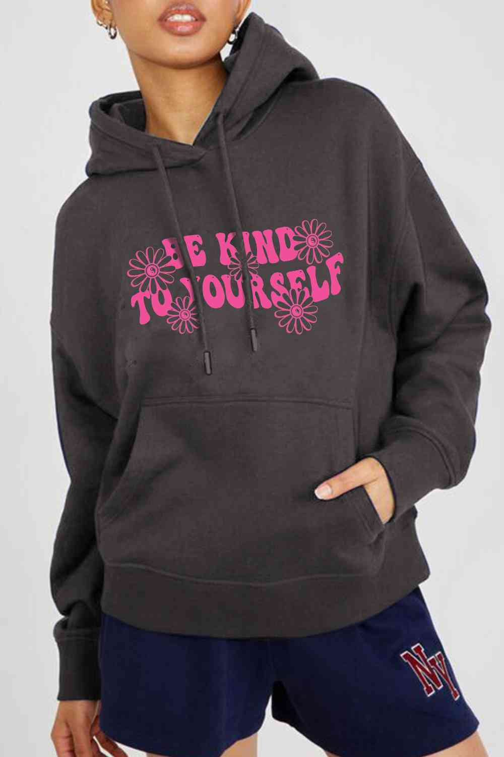 Simply Love Simply Love Sudadera con capucha estampada de tamaño completo BE KIND TO YOURSELF