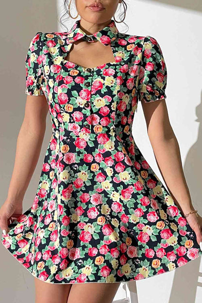 Vestido floral con mangas abullonadas y aberturas abotonadas