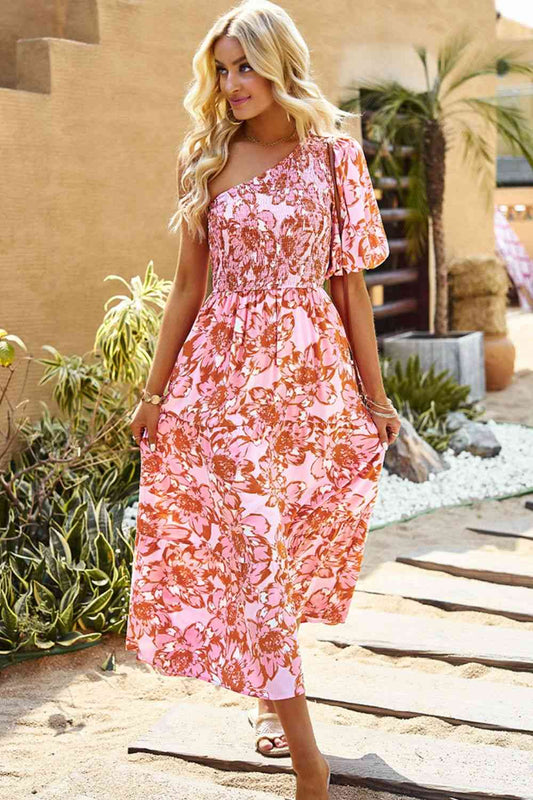 Vestido midi floral con un solo hombro y fruncido