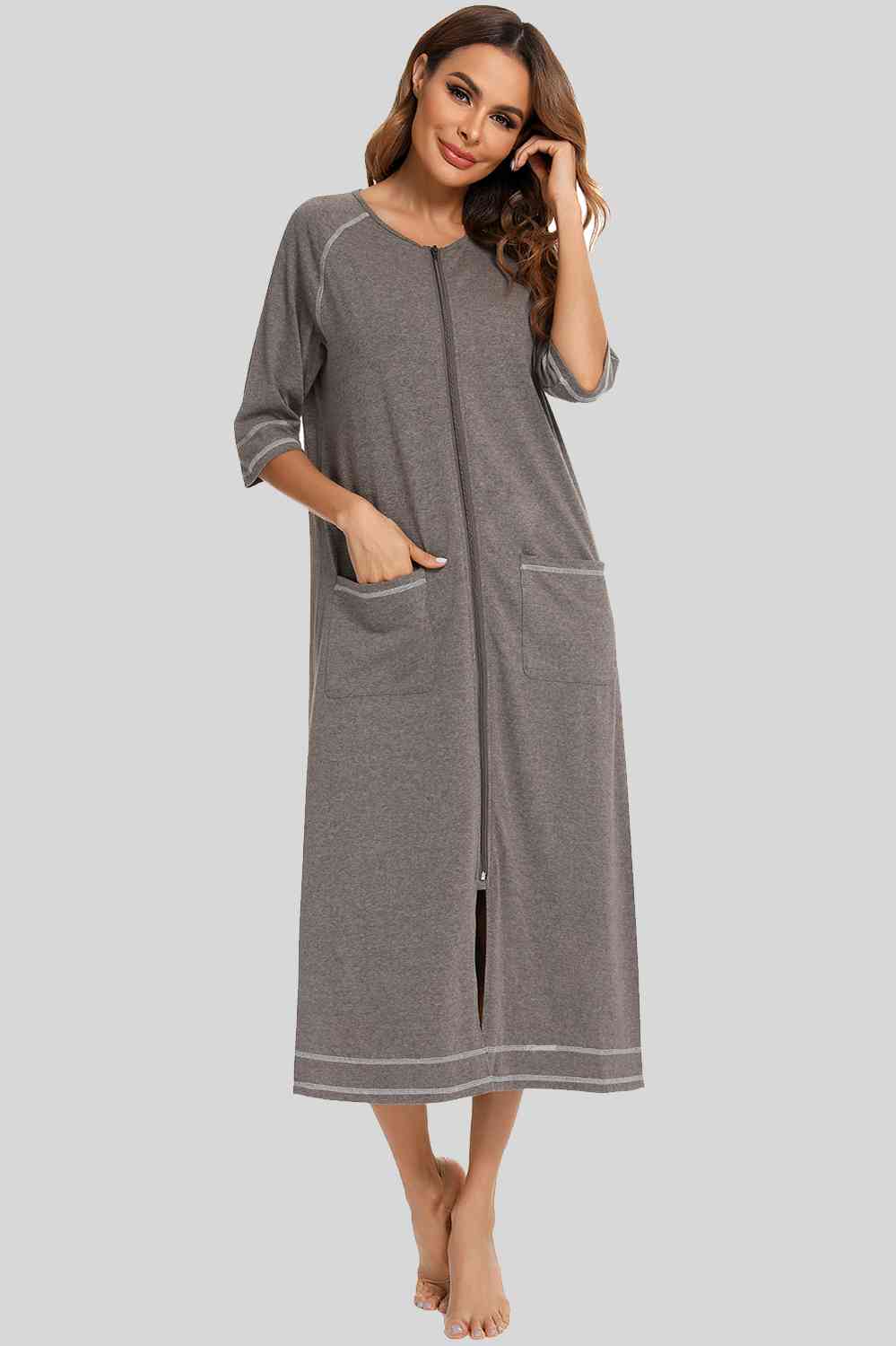 Robe de nuit zippée à col rond et fente avec poches