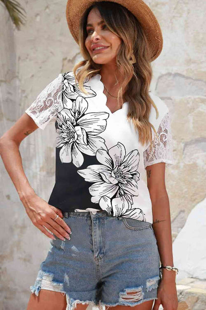 Top con cuello en V festoneado y gráfico floral