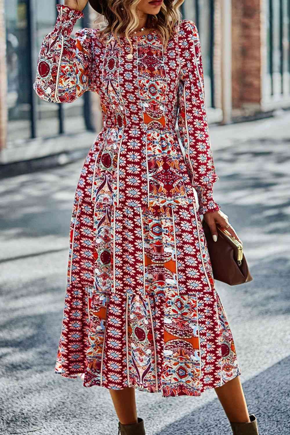 Robe midi smockée à col rond et manches lanternes