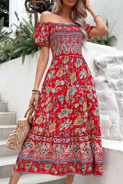 Vestido midi fruncido con hombros descubiertos y estampado floral