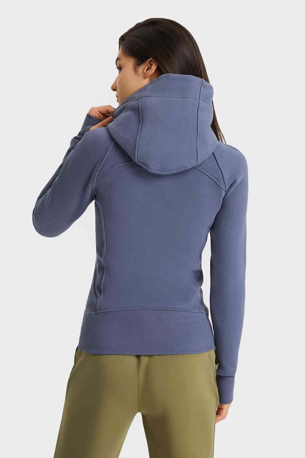 Chaqueta deportiva con capucha y detalle de costura con cremallera