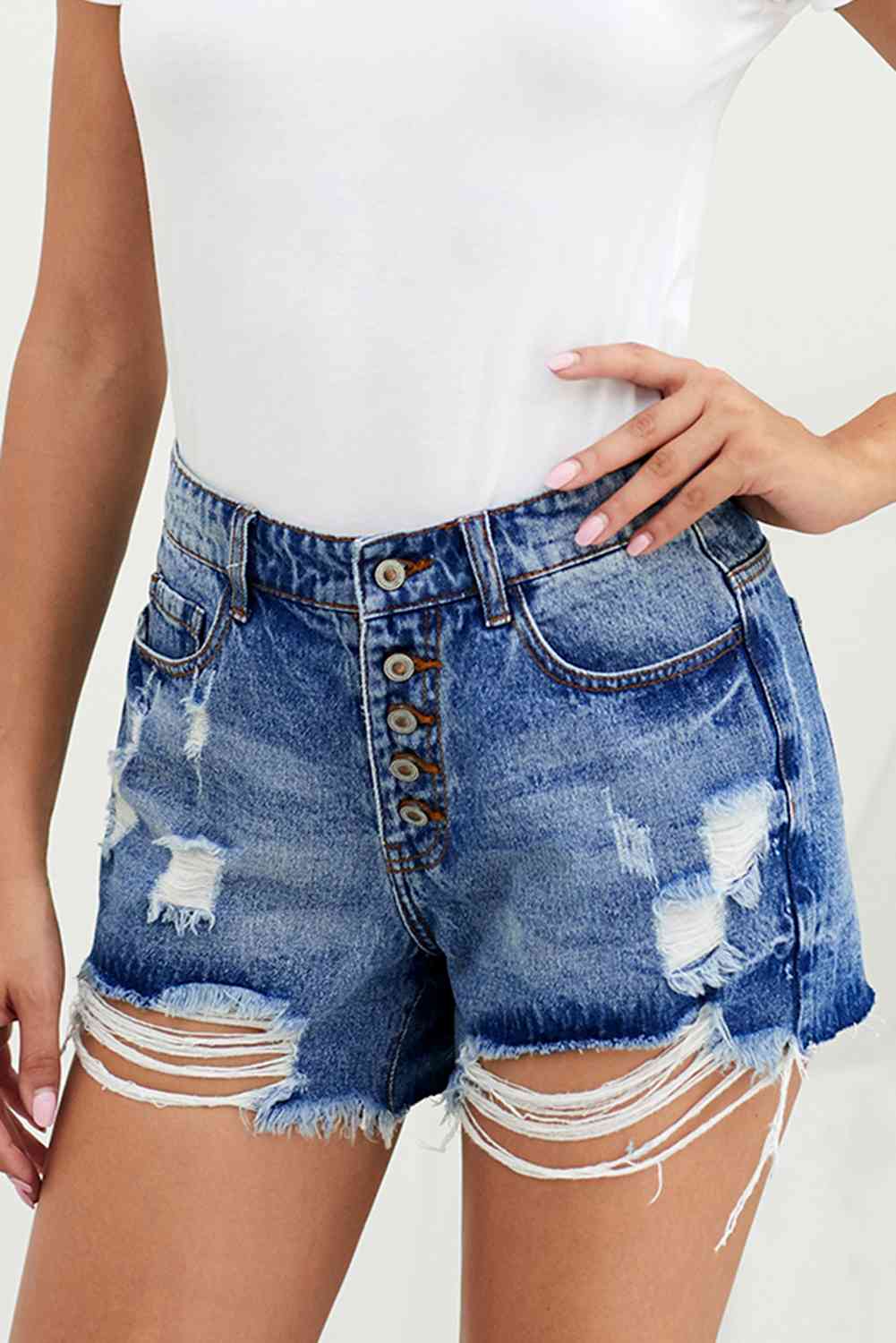 Shorts vaqueros con bragueta de botones desgastados