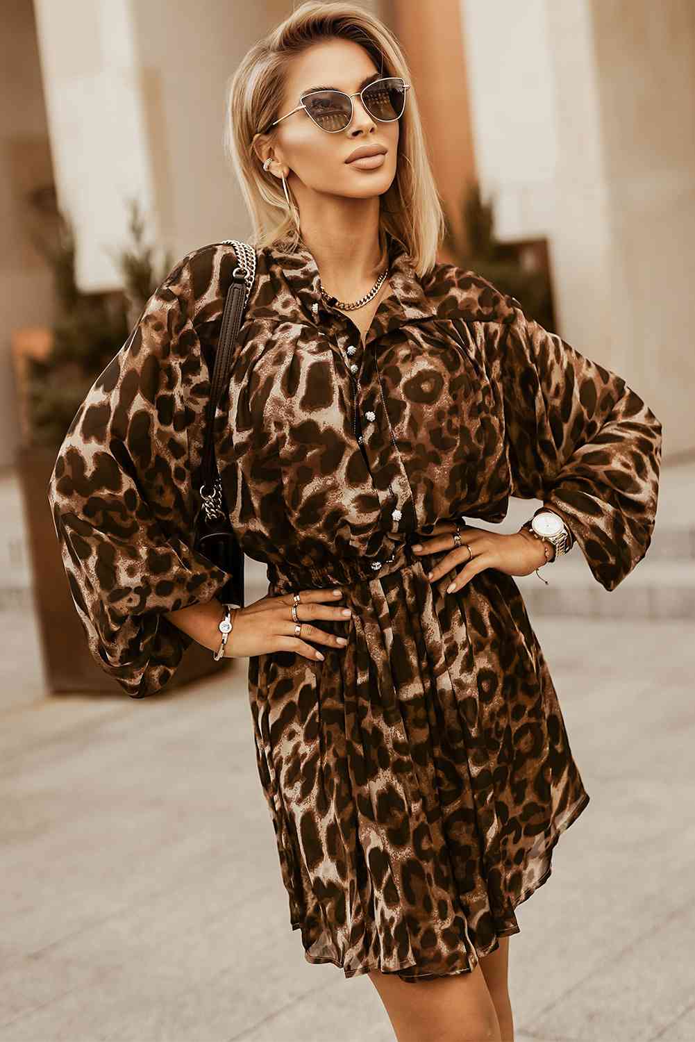 Vestido con mangas globo y botones de leopardo