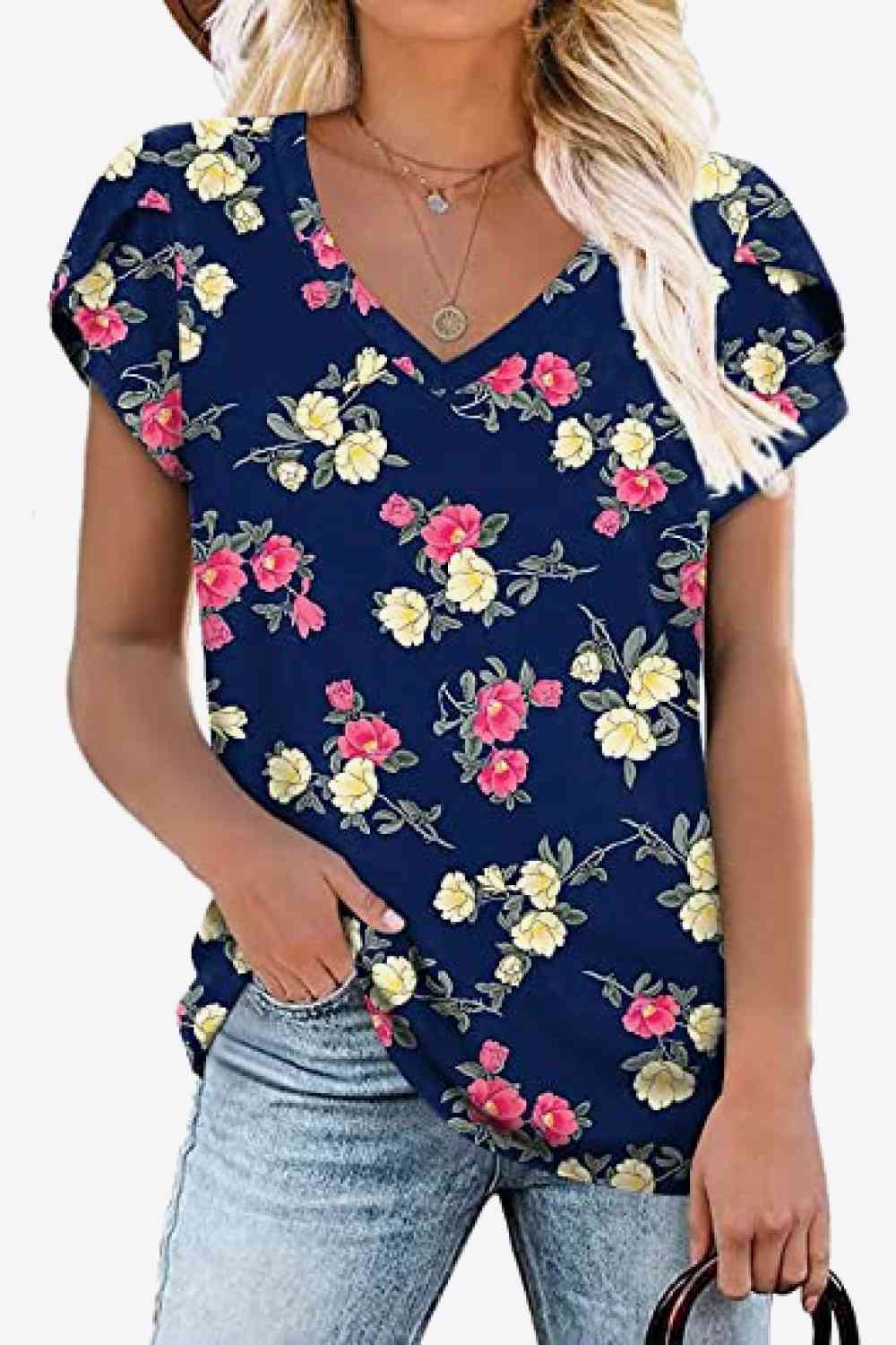 Blusa estampada con cuello en V y mangas de pétalos