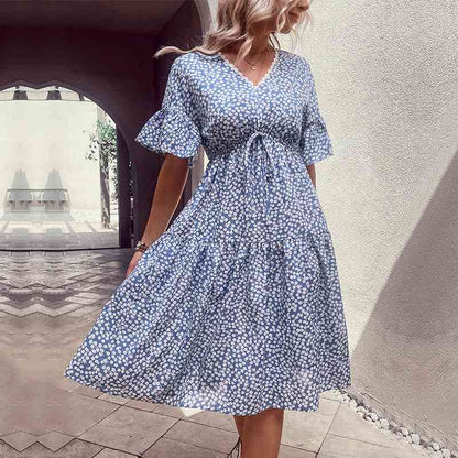 Robe fleurie à col en V et manches volantées