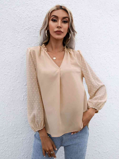 Blusa con mangas abullonadas y ribete de volantes de lunares suizos