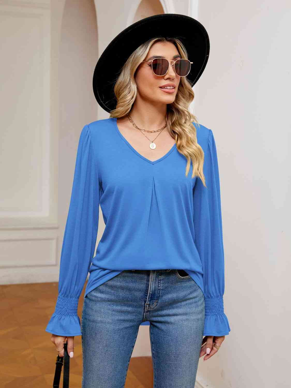 Blusa con cuello en V y mangas con volantes