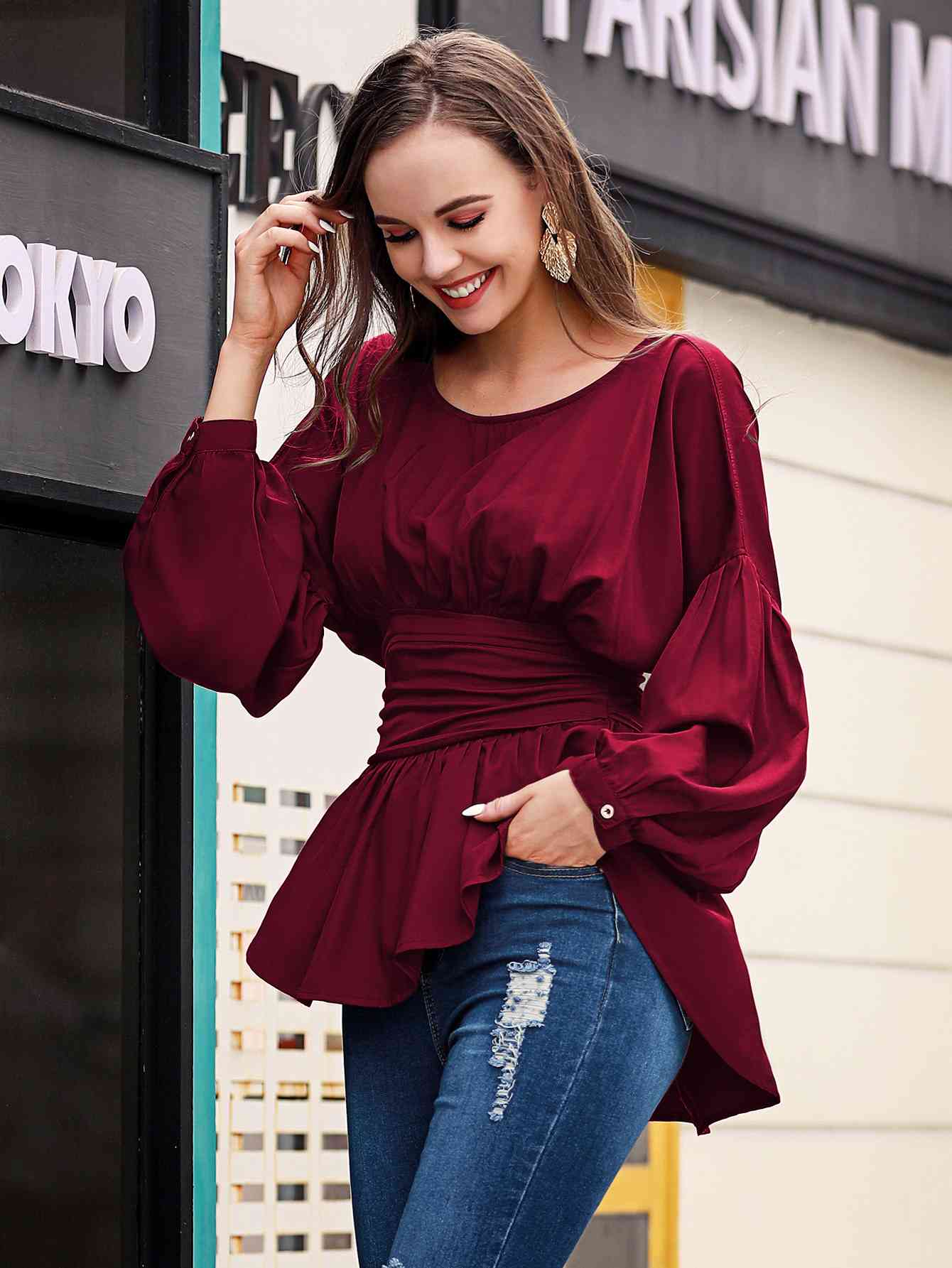 Blusa con hombros caídos y cuello redondo con costuras expuestas