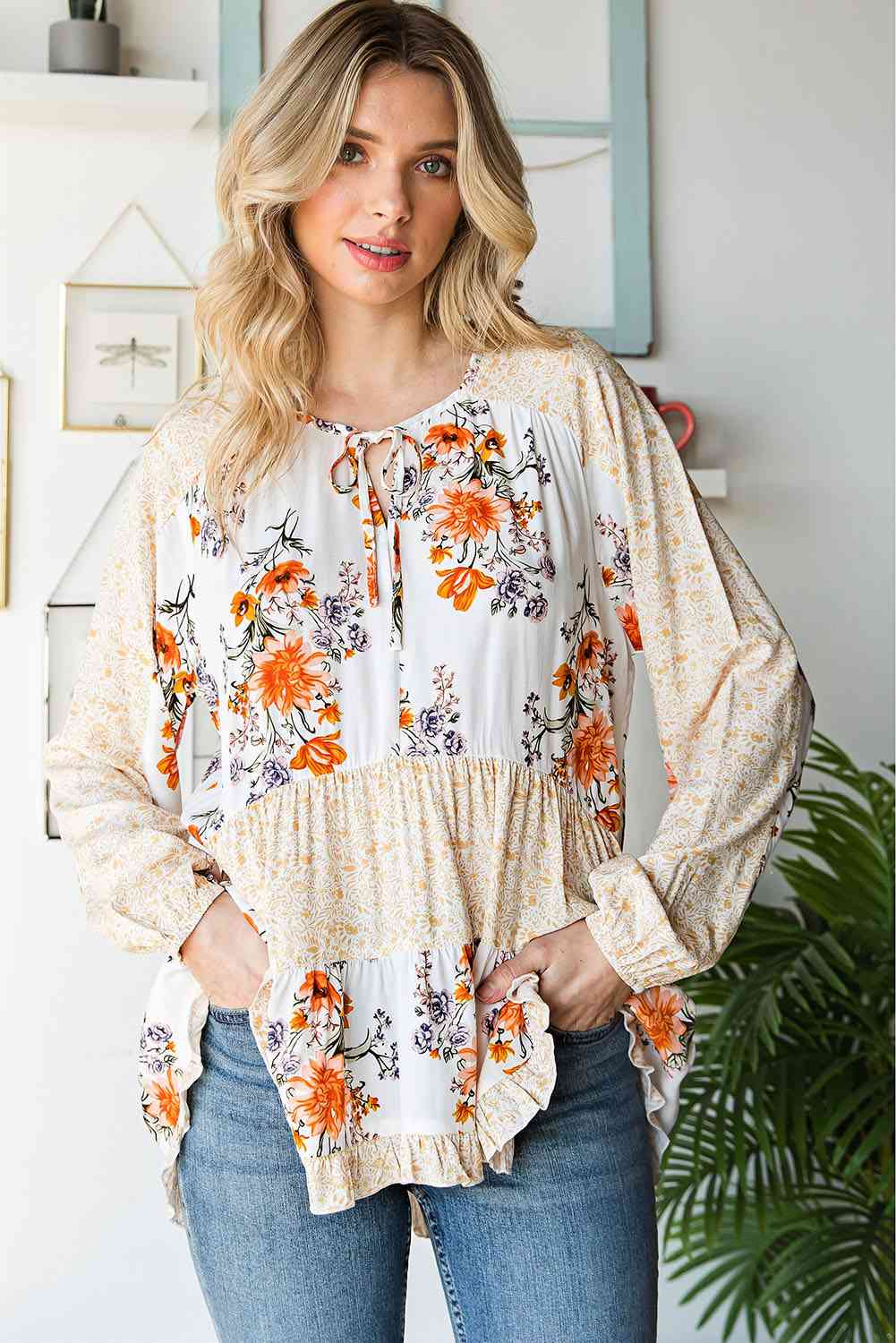 Blusa con gradas y cuello con lazo floral