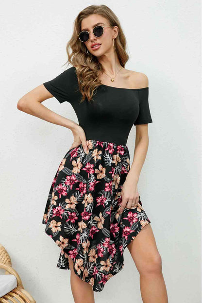 Robe à manches courtes et imprimé floral à épaules dénudées