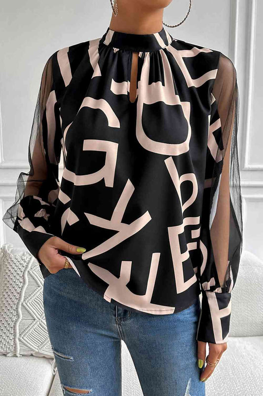 Blusa estampada con mangas de malla empalmada