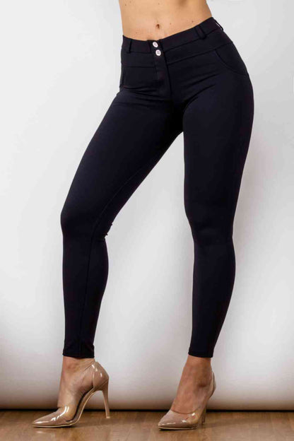 Leggings con botones y detalle en contraste de tamaño completo