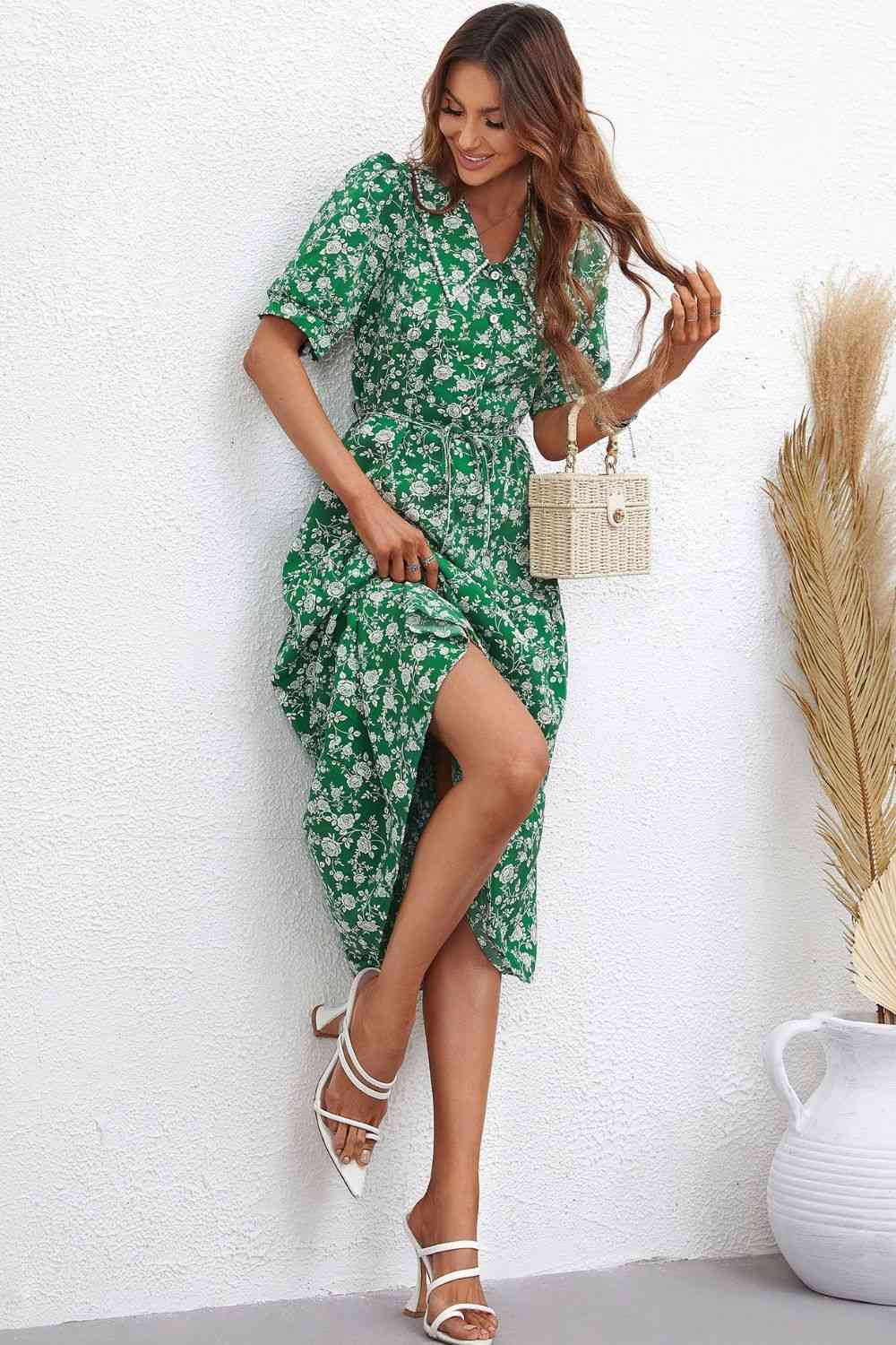 Robe mi-longue florale à manches bouffantes et taille nouée