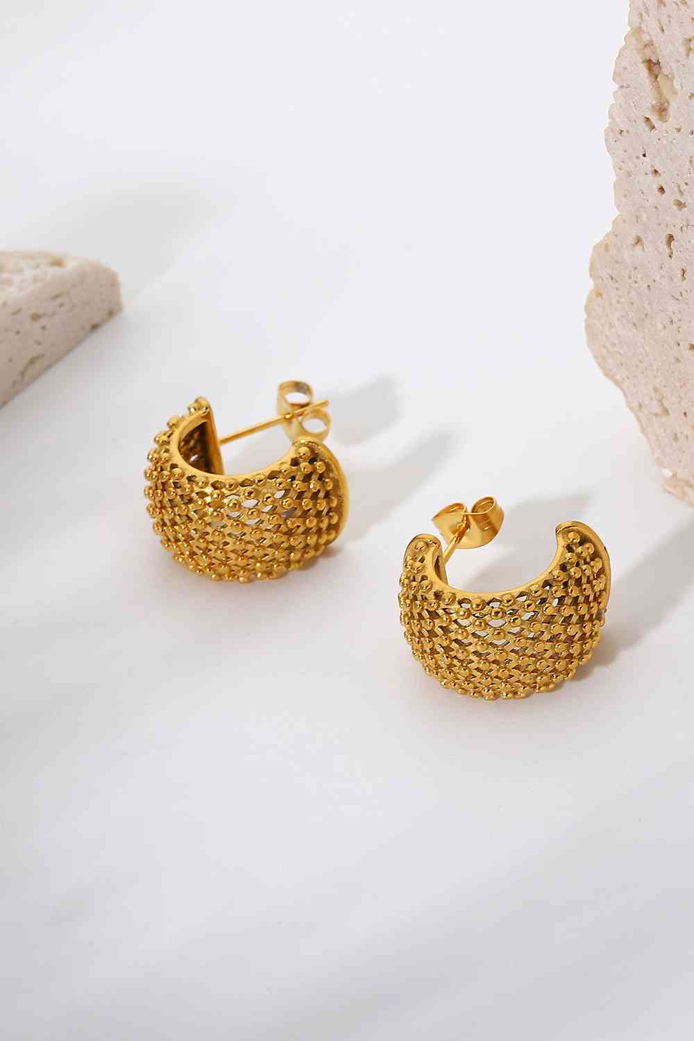 Boucles d'oreilles demi-créoles en maille