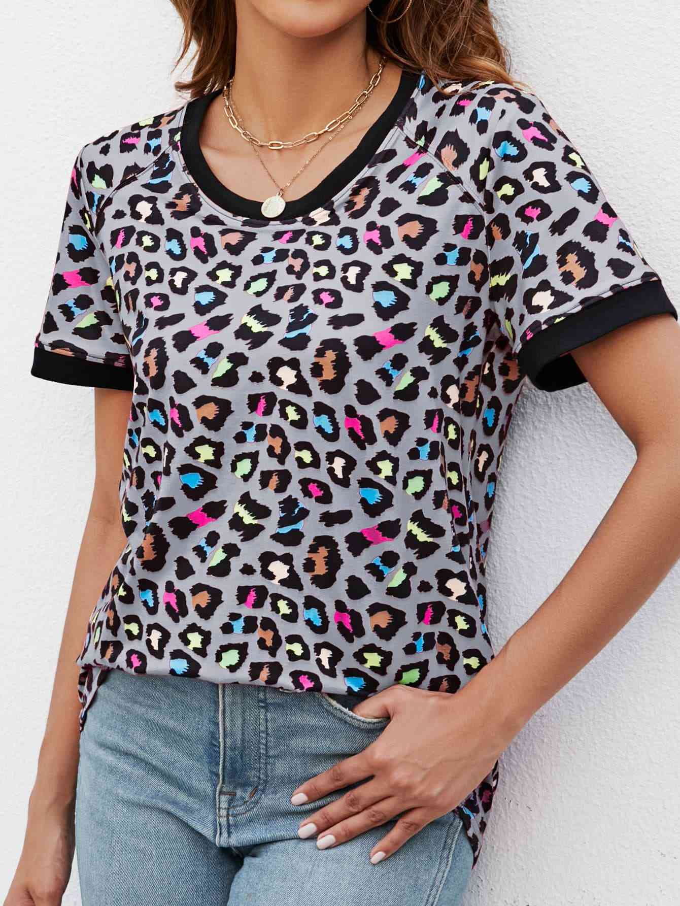 Camiseta de manga corta con cuello redondo de leopardo