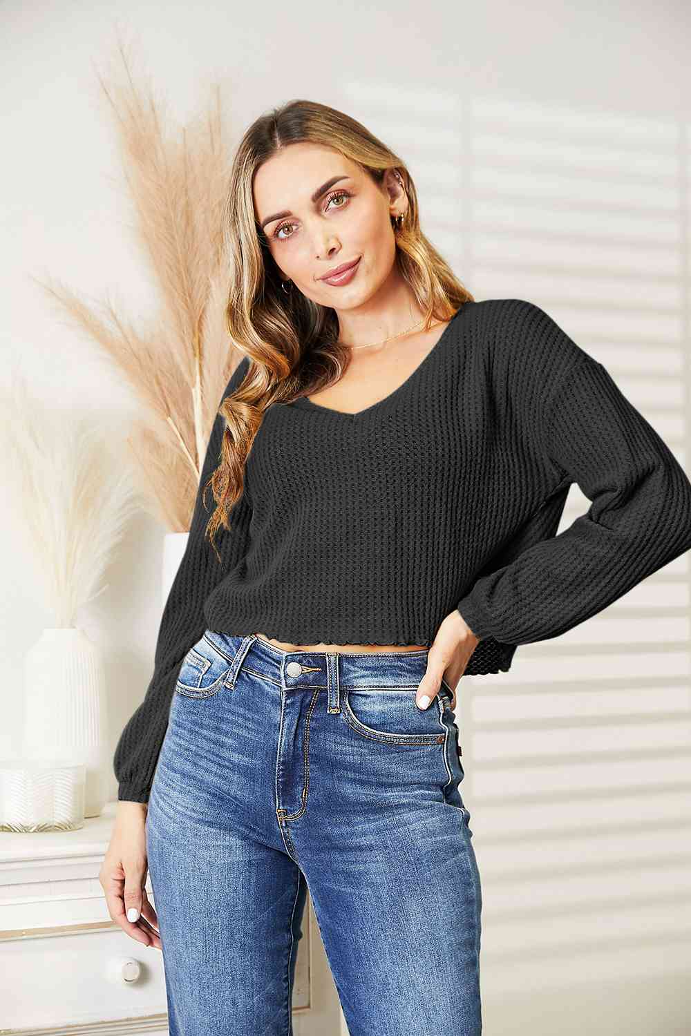 Blusa con cuello en V y punto tipo gofre de tamaño completo