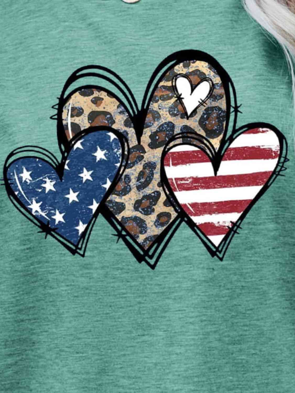 Camiseta con gráfico de corazón de leopardo y bandera de EE. UU.