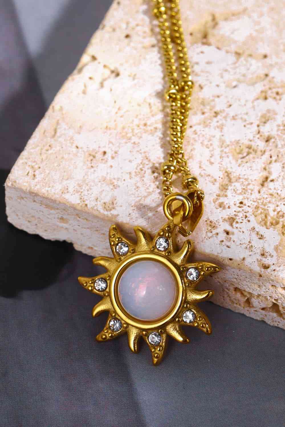 Collier en acier inoxydable avec pendentif soleil opale