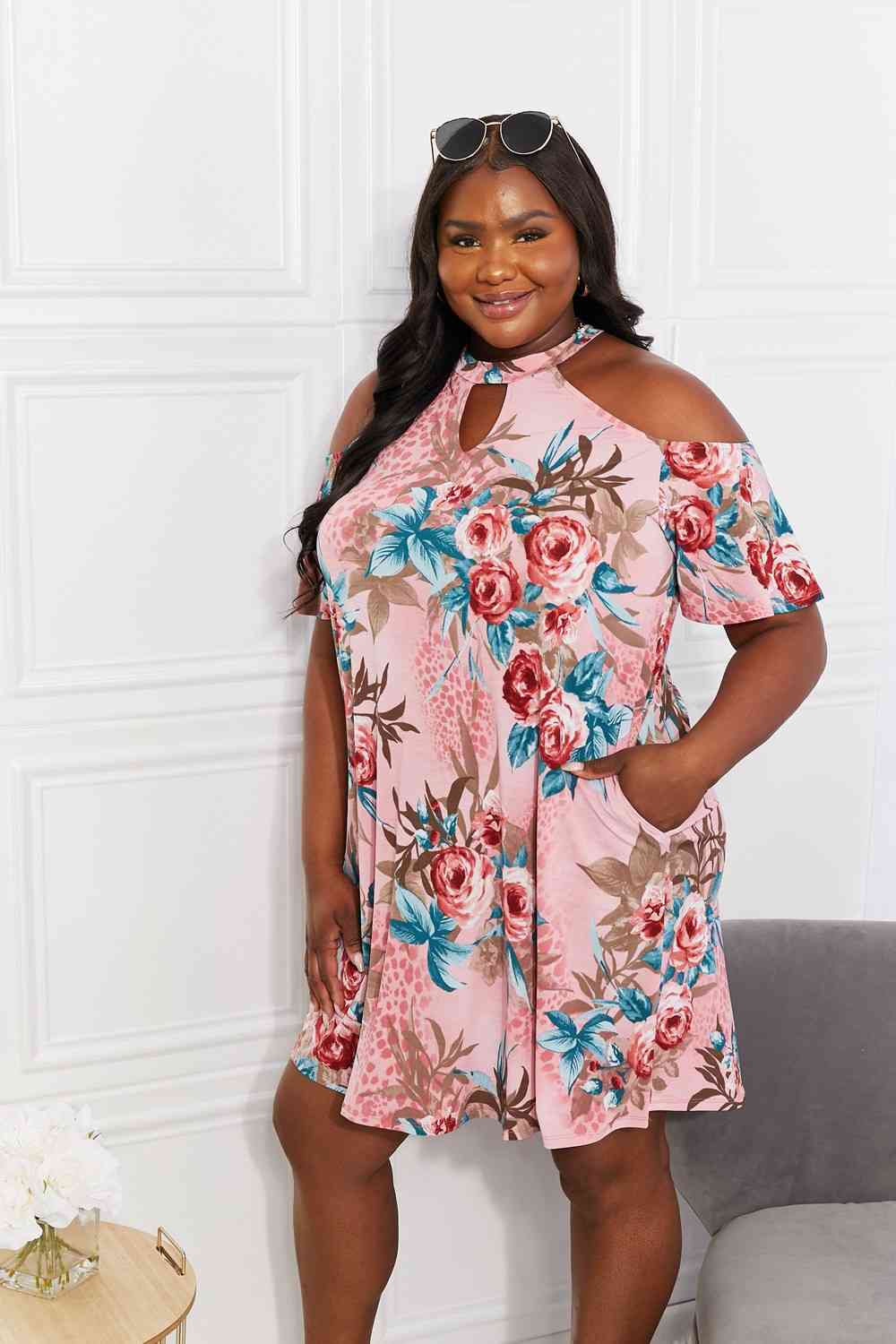 Sew In Love Robe à épaules dénudées pleine grandeur avec fleurs fraîchement coupées