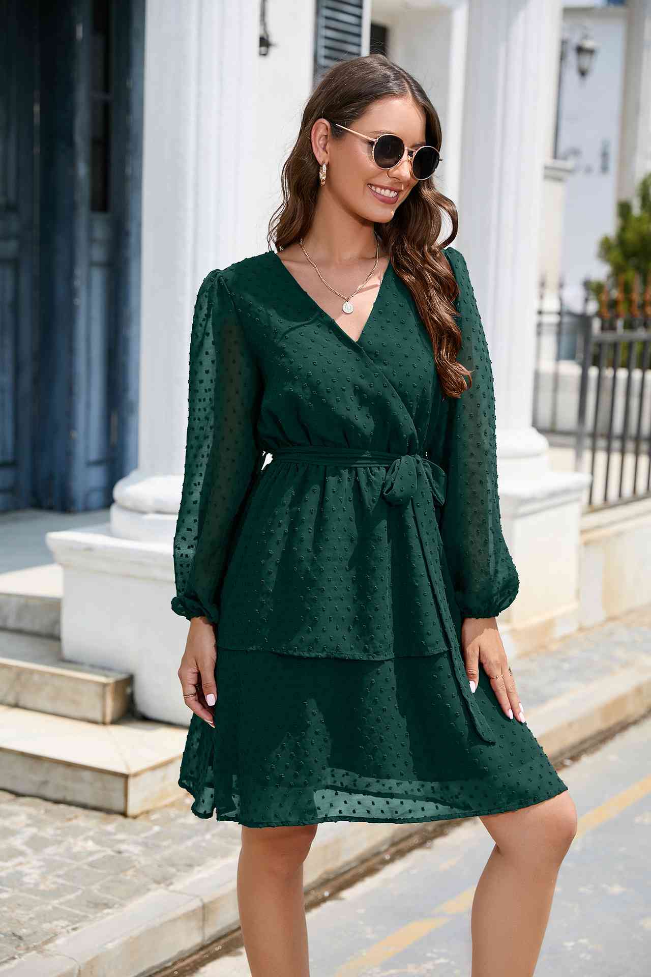 Robe superposée avec ceinture à nouer à pois et col surplis