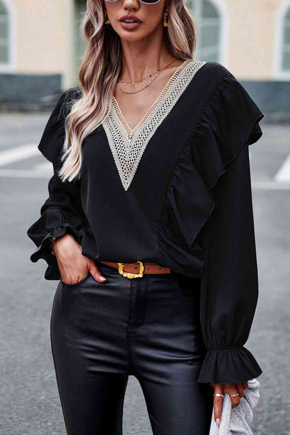 Blusa con cuello en V y manga con volante