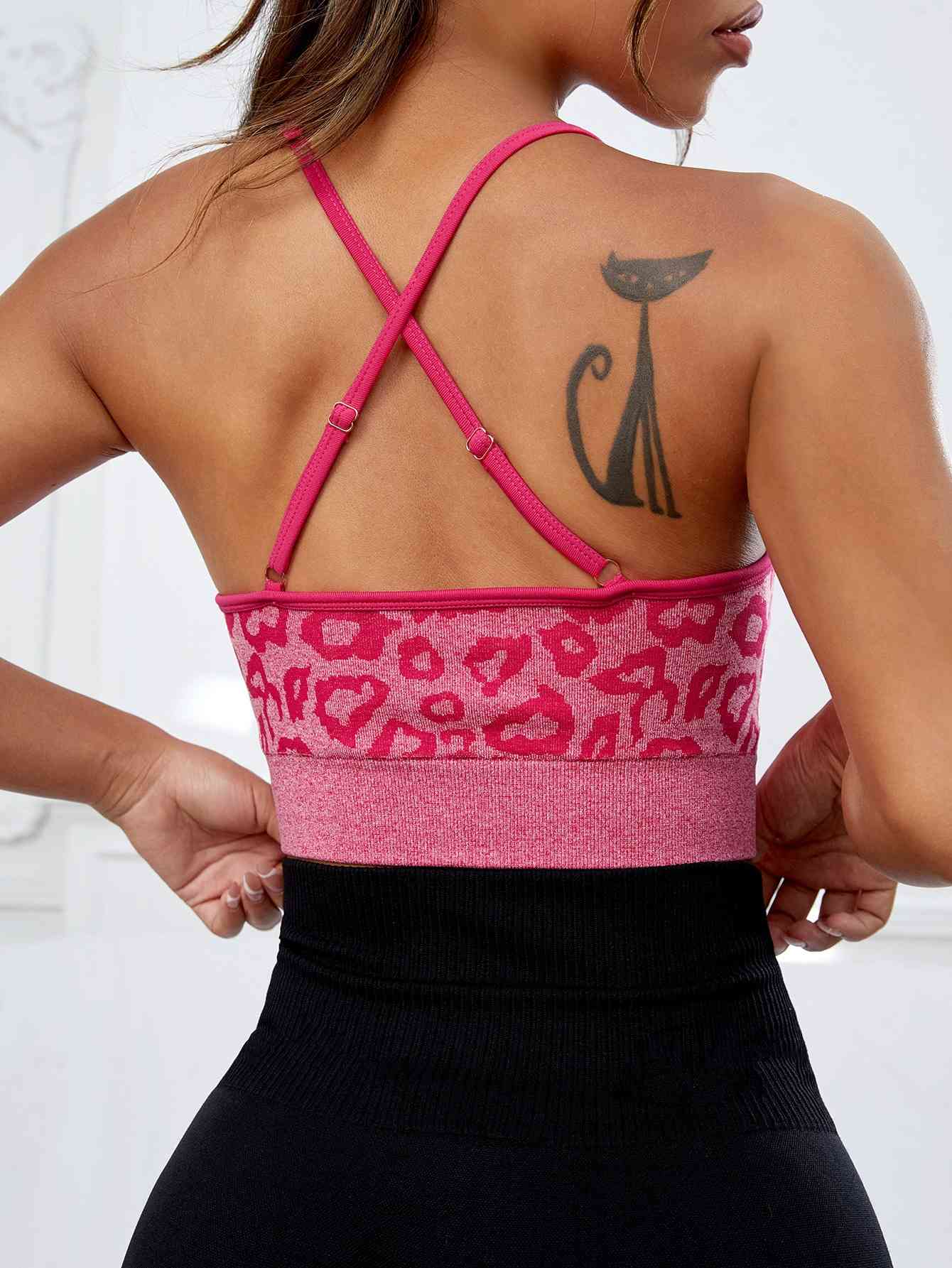 Soutien-gorge actif à encolure dégagée et motif léopard croisé