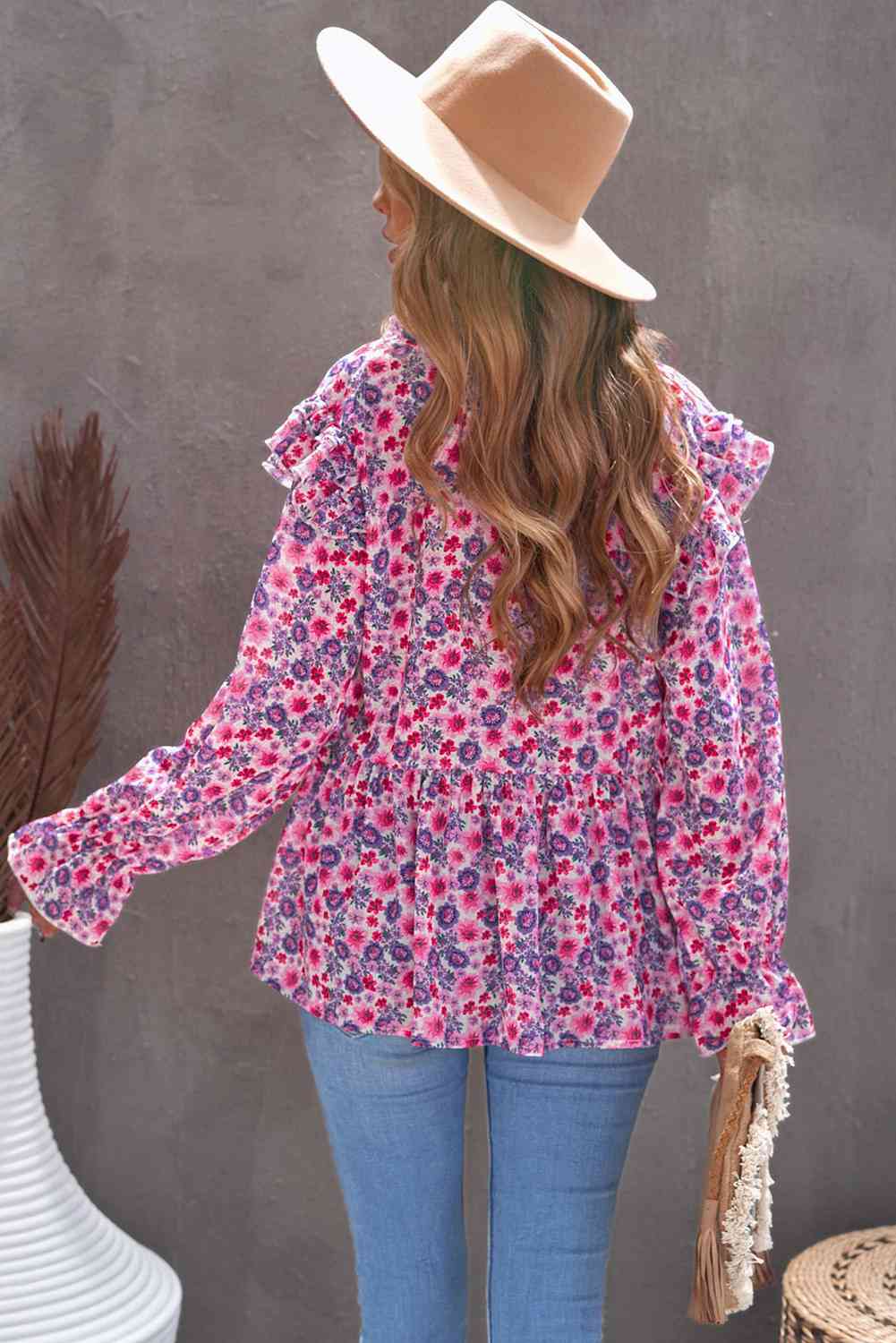 Blusa floral con ribete de encaje y mangas con volantes y volantes