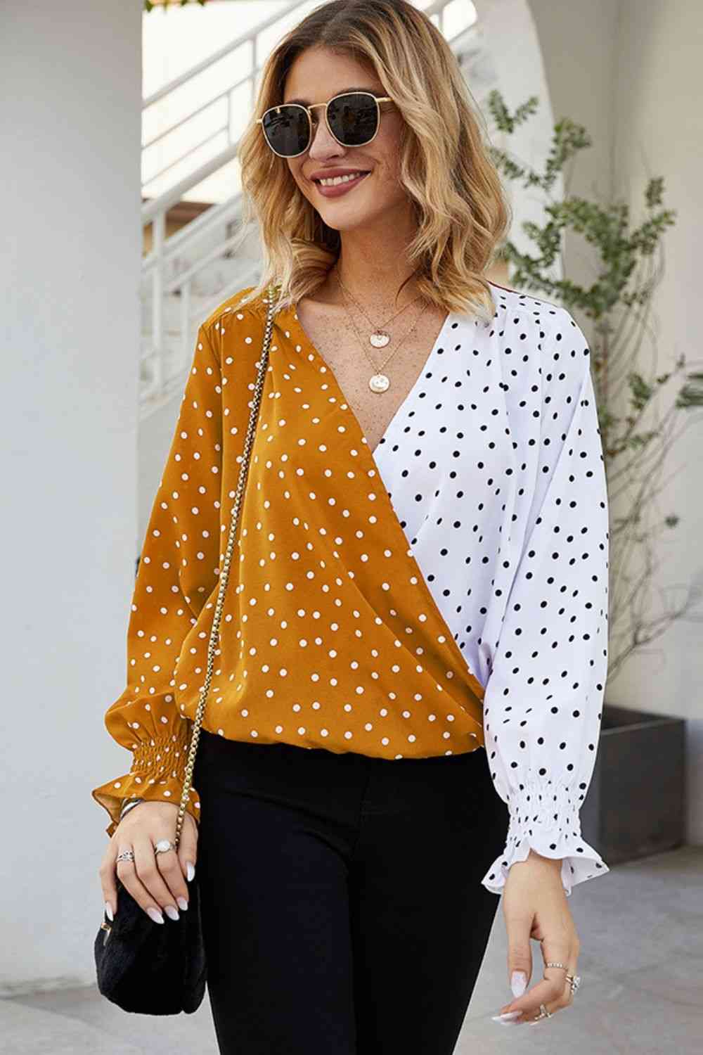 Blusa con manga farol y cuello superpelliz de lunares