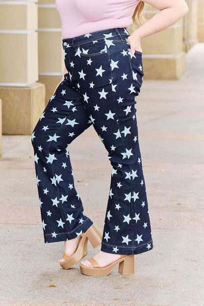 Vaqueros acampanados con estampado de estrellas y talle alto de talla grande Janelle de Judy Blue