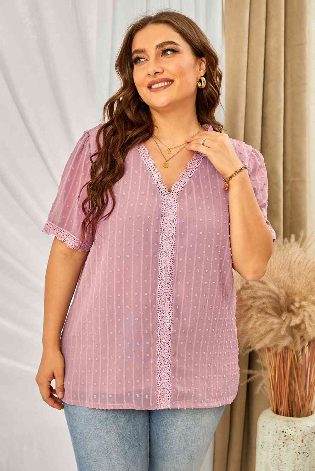 Blusa con cuello en V y encaje empalmado de lunares suizos de talla grande