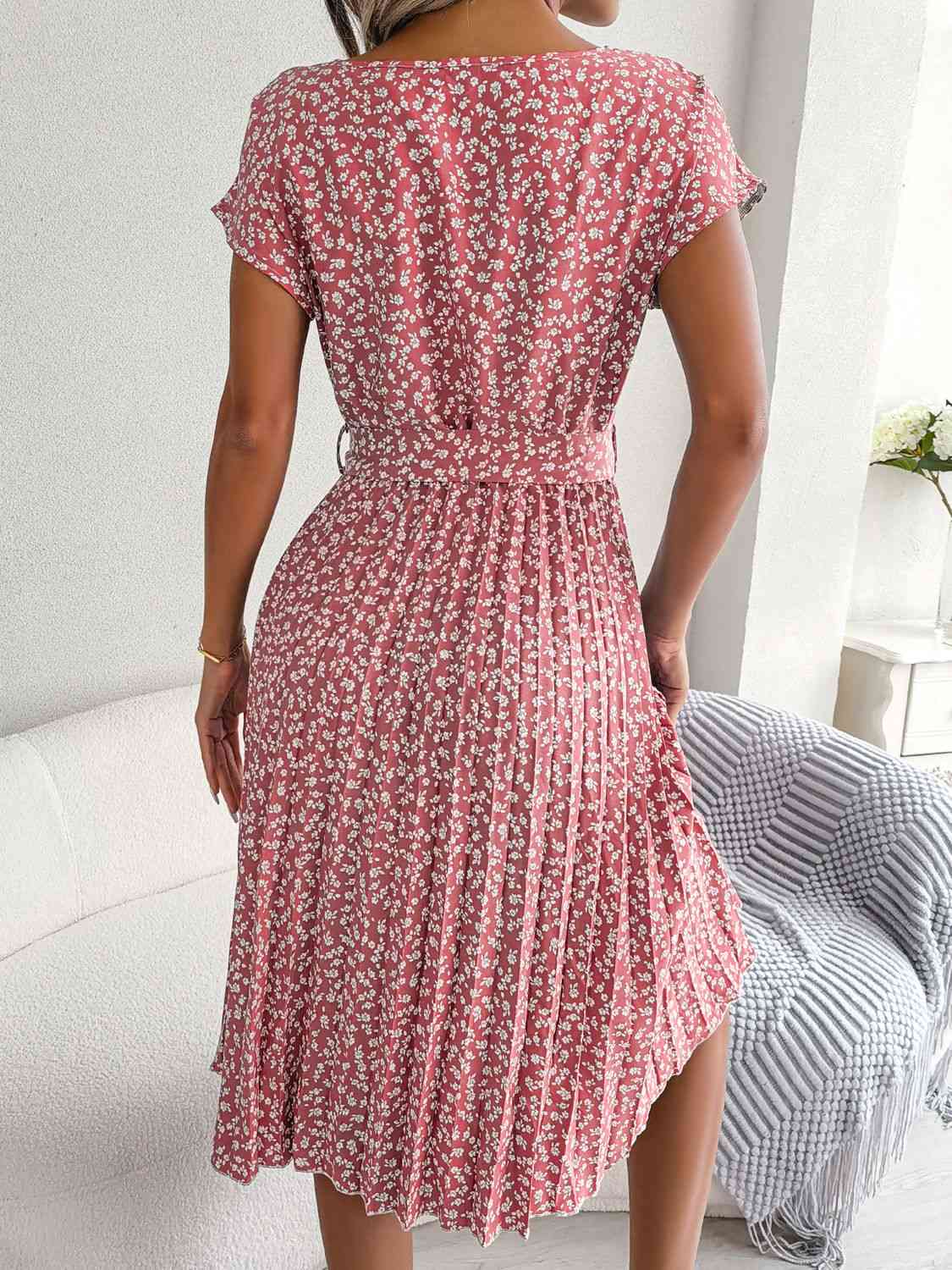 Robe plissée à petites fleurs et ceinture