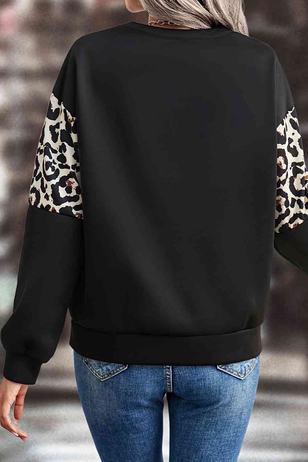 Sudadera con hombros caídos y estampado de leopardo