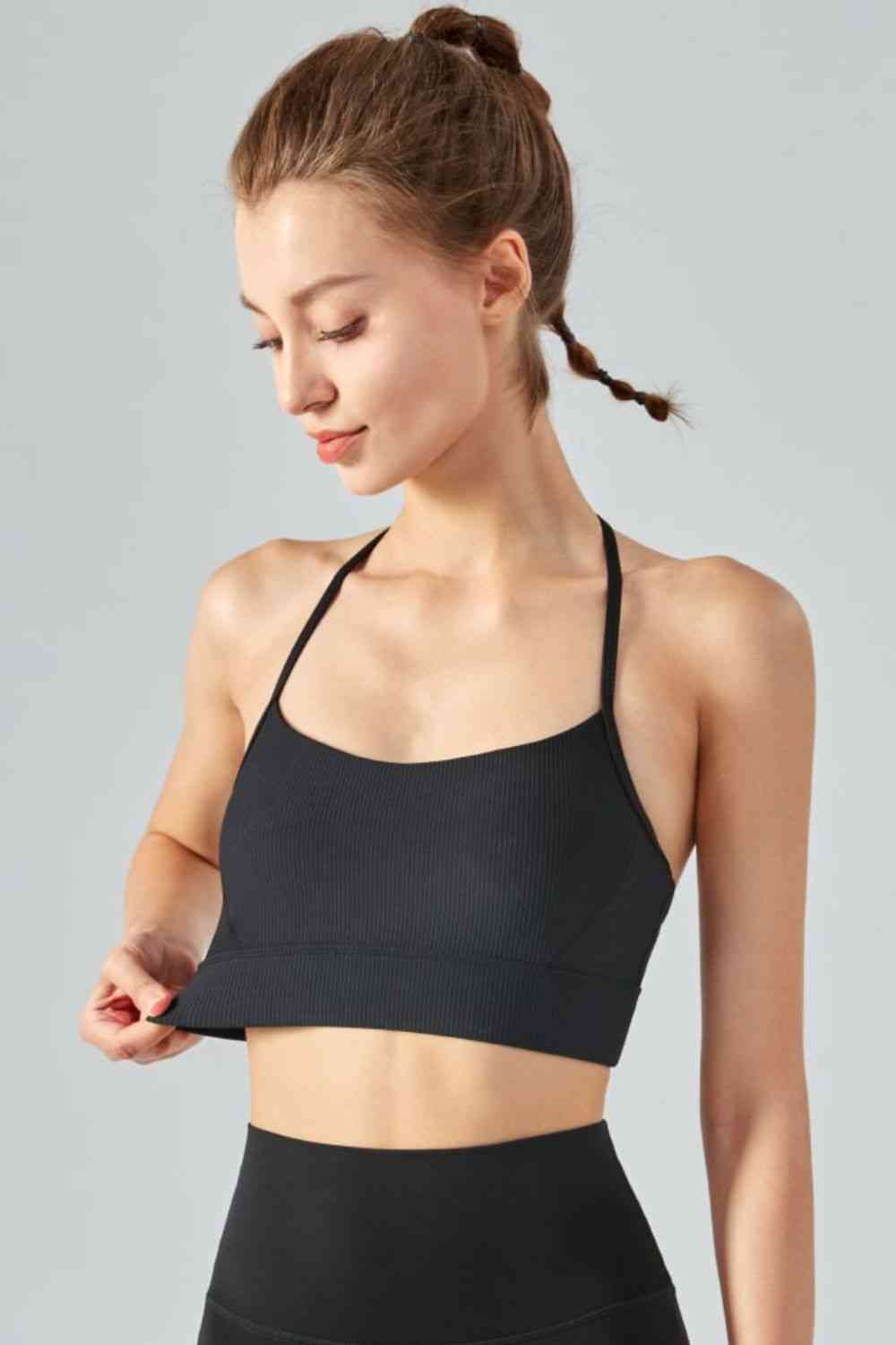 Cami deportivo corto con cuello halter y espalda abierta de canalé