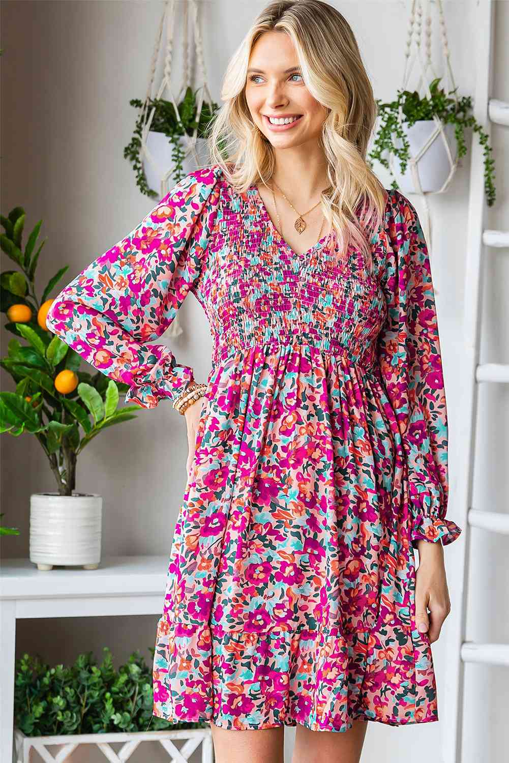 Vestido floral fruncido con cuello en V y mangas con volantes