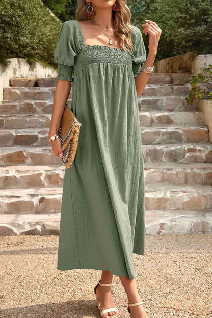 Robe midi smockée à col carré et poches