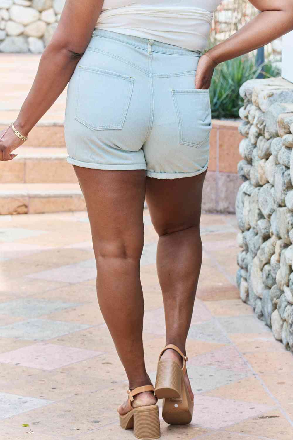 GeeGee Carissa Pantalones cortos de mezclilla de talle alto de tamaño completo