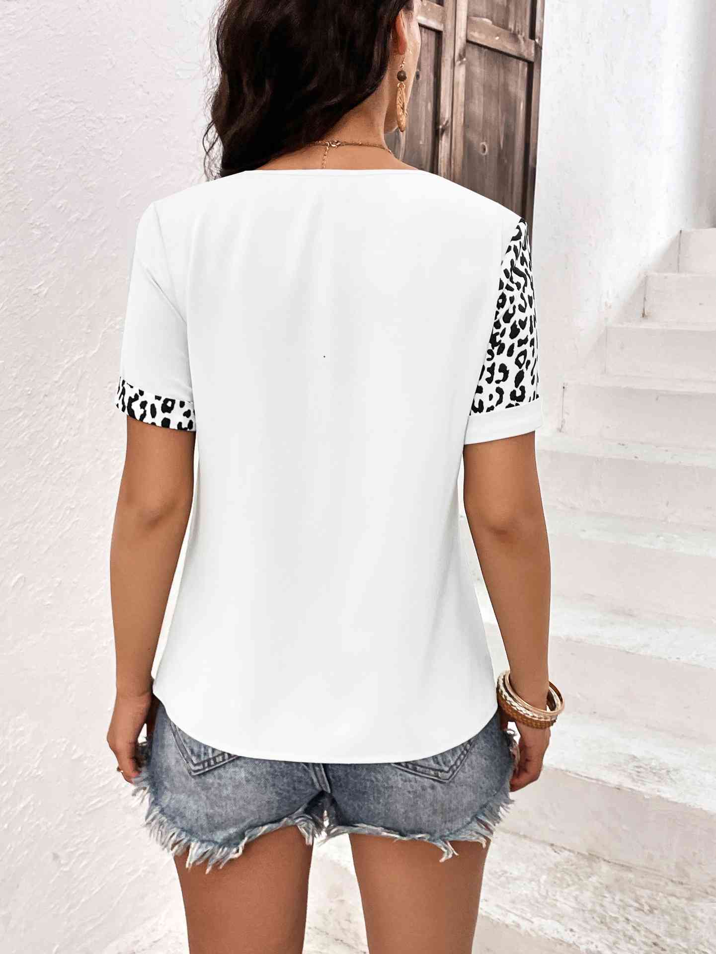 Camiseta de manga corta con cuello redondo y leopardo