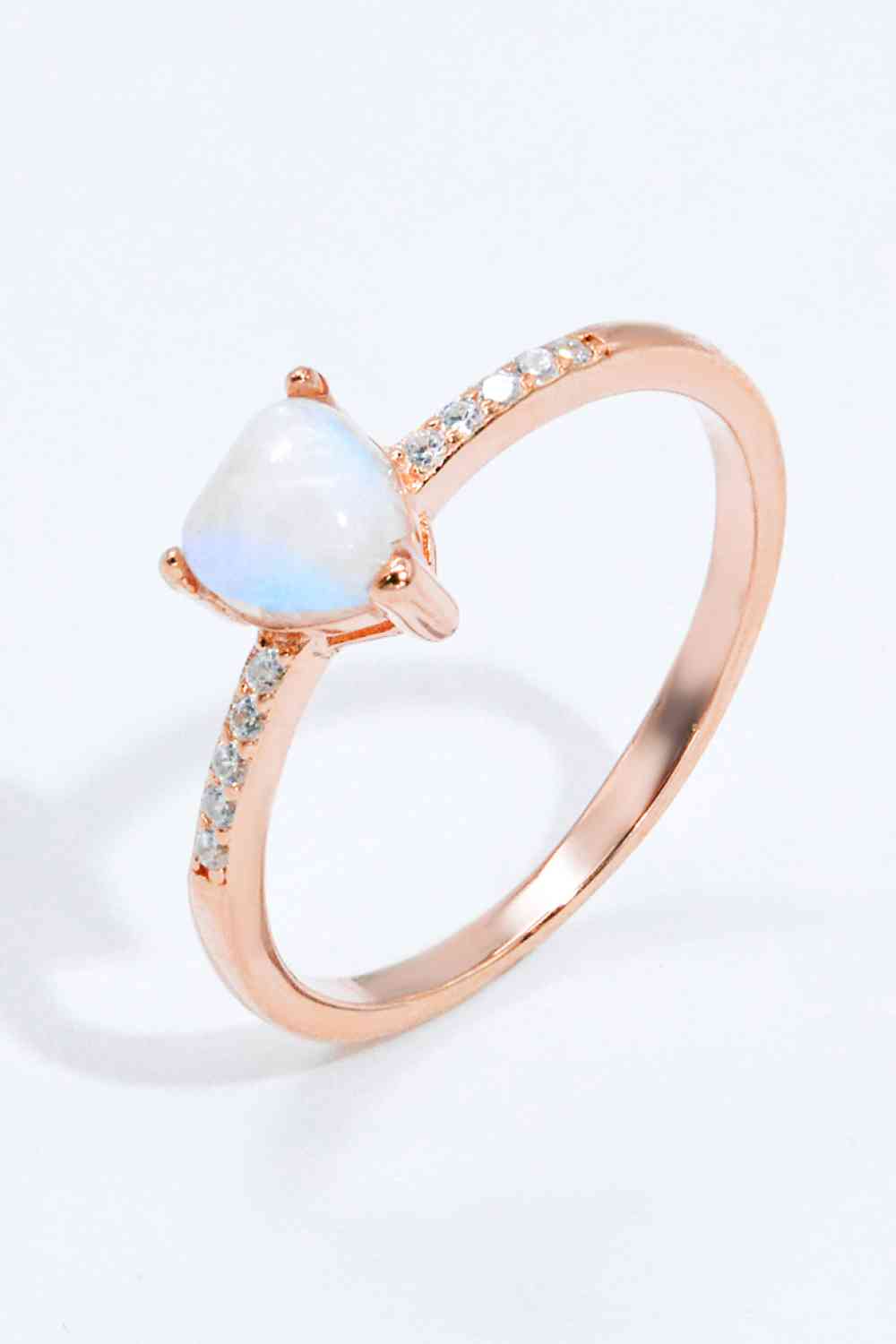 Anillo con corazón de piedra lunar natural chapado en oro rosa de 18 quilates