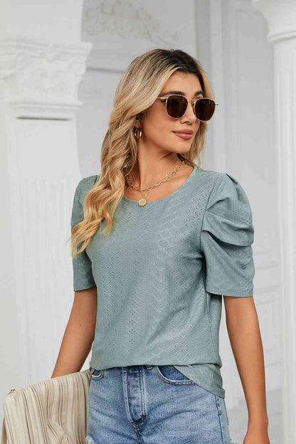 Blusa con cuello redondo y manga abullonada con ojales