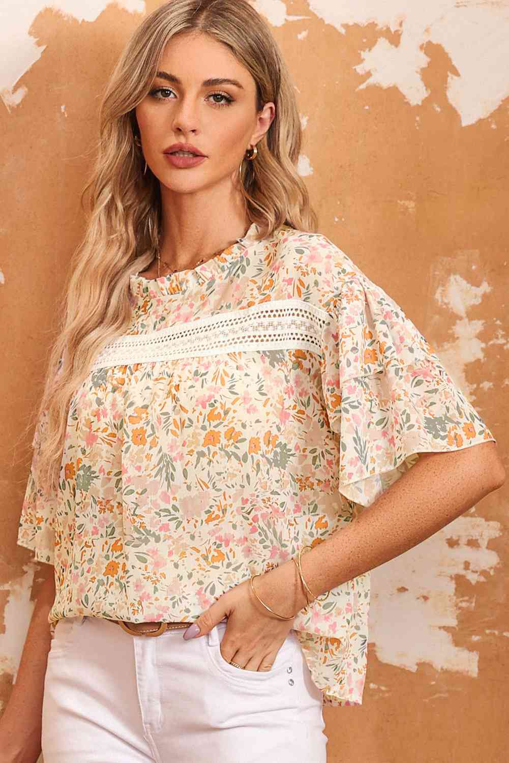 Blusa floral de manga corta con cuello redondo