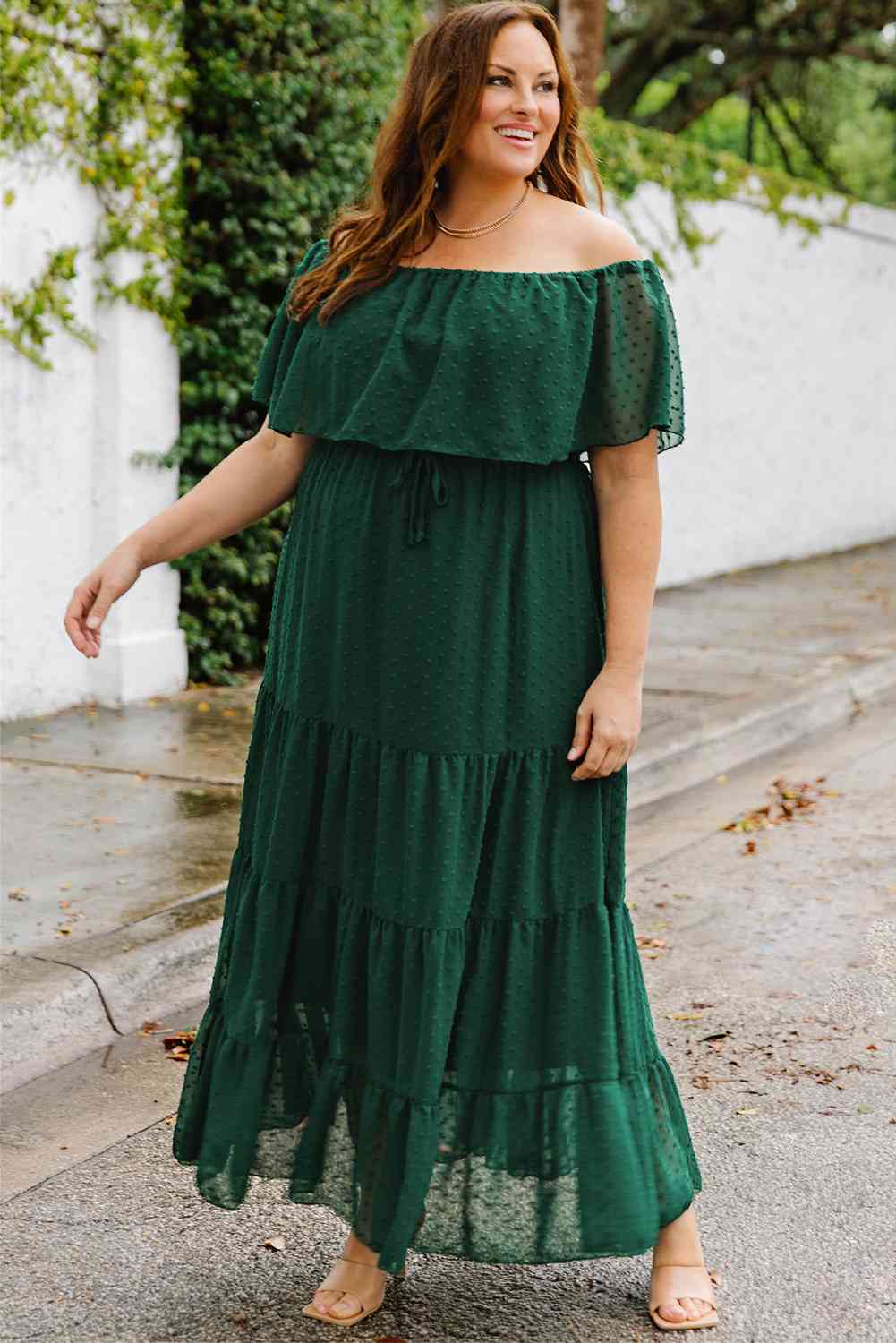 Robe à volants et épaules dénudées à pois suisses de grande taille